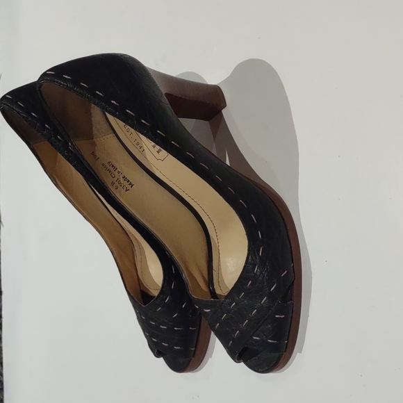 Beautiful genuine leather shoes by Coach - Picture 2 of 12